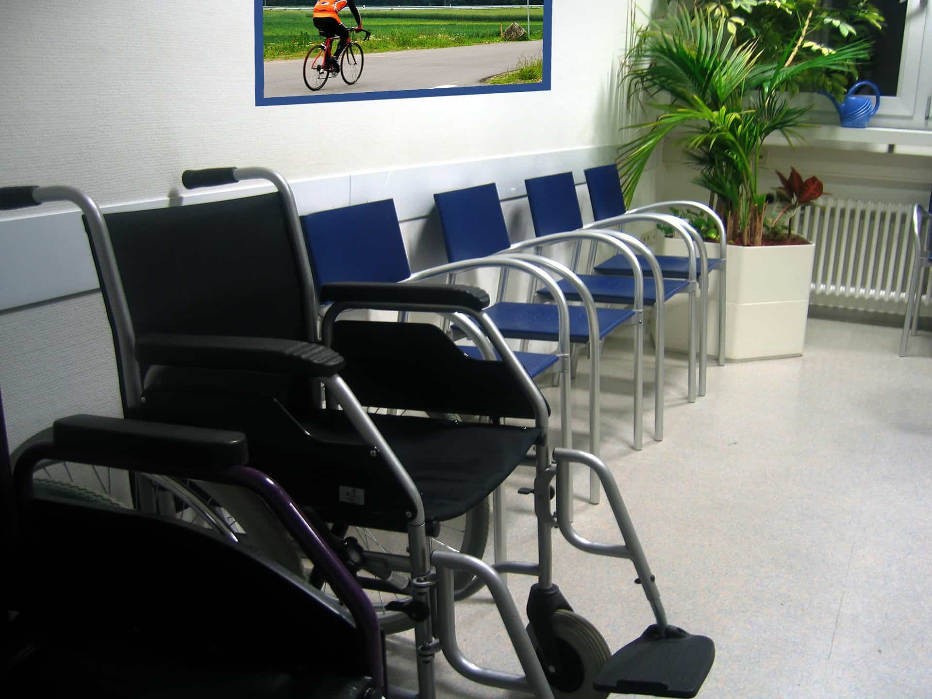 Salle d'attente de médecin, un fauteuil roulant est au premier plan