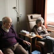 Un couple de personnes âgées est assis dans des fauteuils