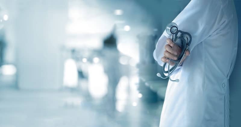 Quais são as vantagens de uma carreira médica num hospital público em França quando se é médico?