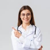 femeie doctor în halat alb pe fundal gri