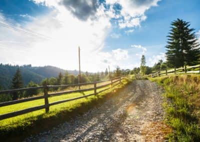 paysage de campagne, avec une barrière en bois et un chemin en cailloux