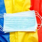 măști chirurgicale pe un fundal cu steagul României