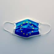 masque avec le drapeau européen imprimé dessus sur un fond gris