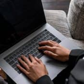 femme d'affaires tapant sur le clavier d'un ordinateur portable