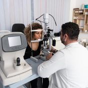 slujbă ca oftalmolog