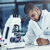 trabajo como biólogo médico